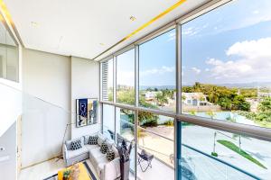 Luxe condo with infinity pool, fitness center, sweeping vistas, and central AC