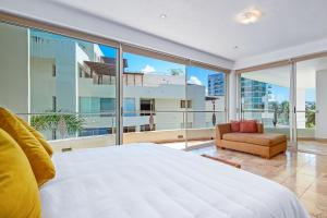 Spacious apartment with ocean views, pool & balcony