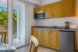 Lovely studio with private outdoor pool, on-site golf, patio, & AC