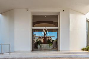 Modern oceanfront studio with breathtaking sunsets, heated pools & beach access