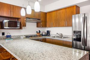 2nd-floor condo with heated outdoor pool, grills, balcony, WD, AC