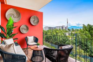 Mountain-view apartment near beach with balcony, rooftop pool, gym, & Ping-Pong