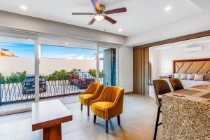 Resort condo with balcony, scenic view, rooftop pool, & well-equipped kitchen