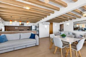 Stylish coastal condo with pool, private balcony & stunning ocean views