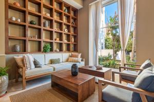 Modern oceanfront studio with breathtaking sunsets, heated pools & beach access