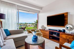 Mountain-view apartment near beach with balcony, rooftop pool, gym, & Ping-Pong