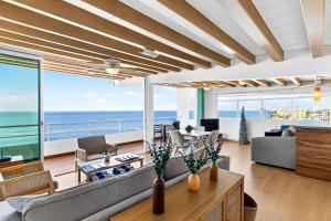 Stylish coastal condo with pool, private balcony & stunning ocean views