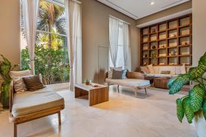Modern oceanfront studio with breathtaking sunsets, heated pools & beach access
