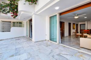 Stylish hillside suite wrooftop pool, gym access, AC & family-friendly layout
