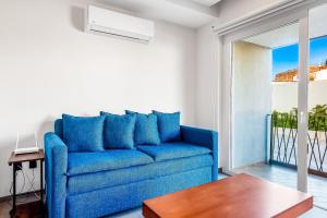 Resort condo with balcony, scenic view, rooftop pool, & well-equipped kitchen