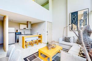 Luxe condo with infinity pool, fitness center, sweeping vistas, and central AC