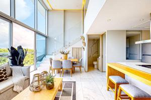 Luxe condo with infinity pool, fitness center, sweeping vistas, and central AC