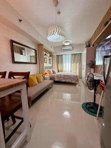 Sea Residences - Modern 1BR with Pool View Near MOA & Airport