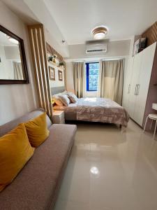 Sea Residences - Modern 1BR with Pool View Near MOA & Airport