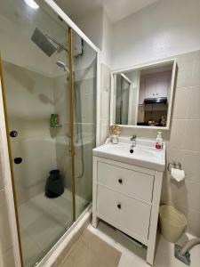 Sea Residences - Modern 1BR with Pool View Near MOA & Airport