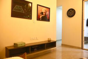 Modern fully furnished 1 bhk on golf course road