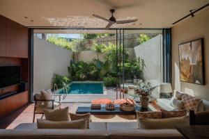 Berawa Villa l 2 Pools, Walk to Beach l Near Finns