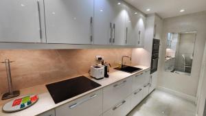 Sleek 2BR Apartment by the Sea in JBR