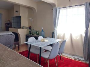 Cozy 2 bedroom Entire house