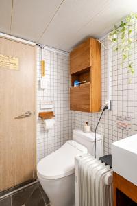 2 minute walk from Gyeongbokgung Station Hanok Mongyu 夢遊 Wellness Bathtub Netflix Disney