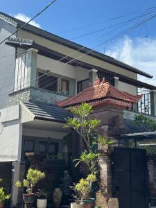 Holi Saren Guest House