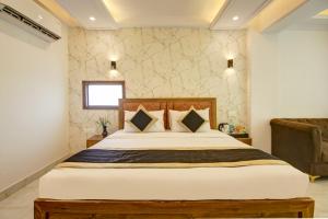 Hotel The Emporio Grand 5 Mints walking from Vaishali Metro Station