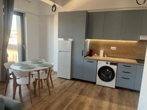 Ultracentral Blue Apartment with Free Parking