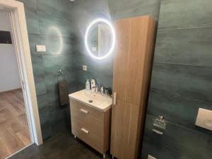 Ultracentral Blue Apartment with Free Parking