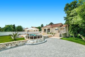 Villa Vivian by Villa Plus