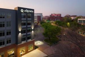 La Quinta Inn & Suites by Wyndham Chattanooga DowntownSouth