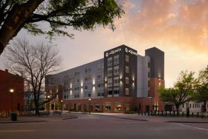 La Quinta Inn & Suites by Wyndham Chattanooga DowntownSouth