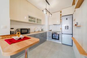 Apartment Saga With Terrace And Parking - Happy Rentals