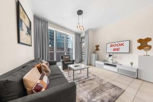 Free housekeeping visits during your stay - StayShort - Bright 1 Bedroom Retreat in Dubai Marina that Sleeps 4