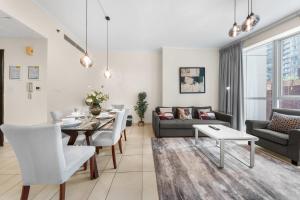 Free housekeeping visits during your stay - StayShort - Bright 1 Bedroom Retreat in Dubai Marina that Sleeps 4