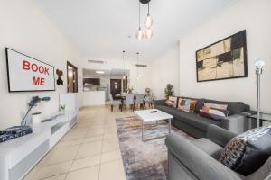 Free housekeeping visits during your stay - StayShort - Bright 1 Bedroom Retreat in Dubai Marina that Sleeps 4