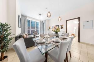 Free housekeeping visits during your stay - StayShort - Bright 1 Bedroom Retreat in Dubai Marina that Sleeps 4