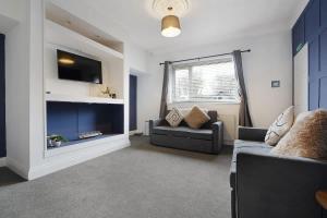 Work Friendly 3 Bed House with Sofa Beds that Sleeps 7