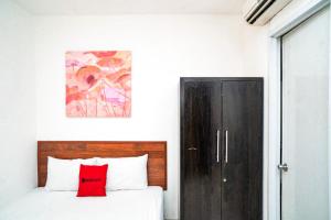 RedDoorz Plus @ Pasar Baru