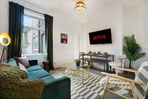 Modern 4BR Home with Easy Access to Town and Station