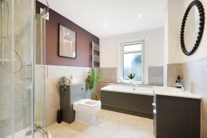 Modern 4BR Home with Easy Access to Town and Station