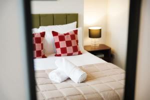 Modern 4BR Home with Easy Access to Town and Station