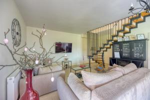 Hedonistic Vineyard Estate with Hot Tub - Happy Rentals