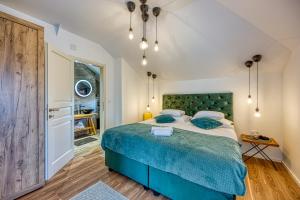 Hedonistic Vineyard Estate with Hot Tub - Happy Rentals