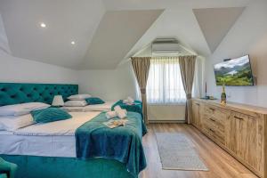 Hedonistic Vineyard Estate with Hot Tub - Happy Rentals