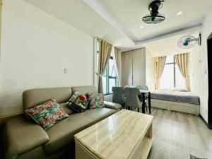 Beachside apartment with the sea view at the center