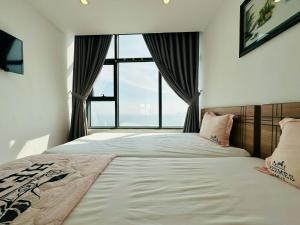 Beachside apartment with the sea view at the center