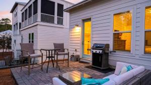 Southern Dreams on 30A by AvantStay Pool Outdoor Lounge Golf Cart Access Minutes to the Beach