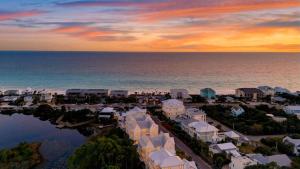 Southern Dreams on 30A by AvantStay Pool Outdoor Lounge Golf Cart Access Minutes to the Beach