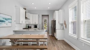 Southern Dreams on 30A by AvantStay Pool Outdoor Lounge Golf Cart Access Minutes to the Beach