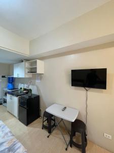 La Maria Rentals - Stay Across SM City, 2 Double Beds with Wi-Fi